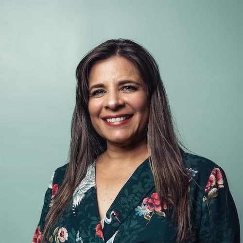 Portrait d'Alex Lezama, thérapeute qui offre une expérience relationnelle profonde et sécurisante pour aider ses clients à construire ou regagner leur courage.
