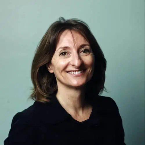Portrait de Céline Lemaire, thérapeute spécialiste en acceptation de soi, affichant une expression d'écoute attentive et de bienveillance.