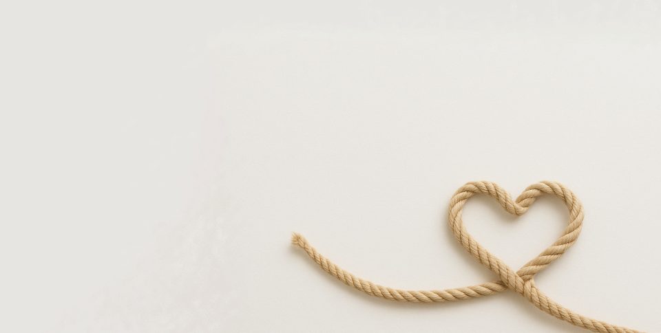 une corde de soie en forme de cœur