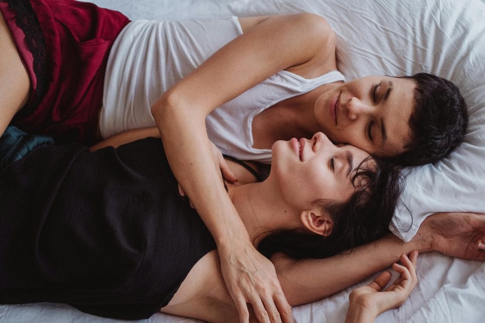 Un couple enlacé au lit